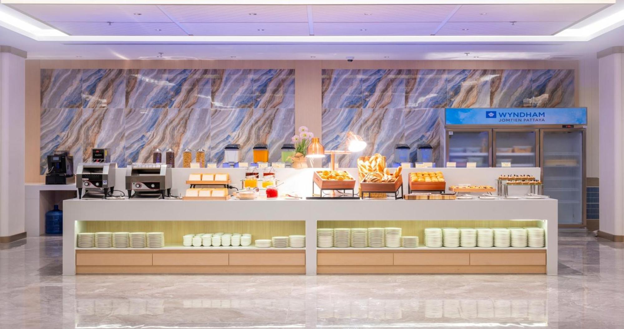 Wyndham Jomtien Pattaya Hotel Na Chom Thian Ngoại thất bức ảnh